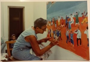Tina Morotti mentre dipinge un murales